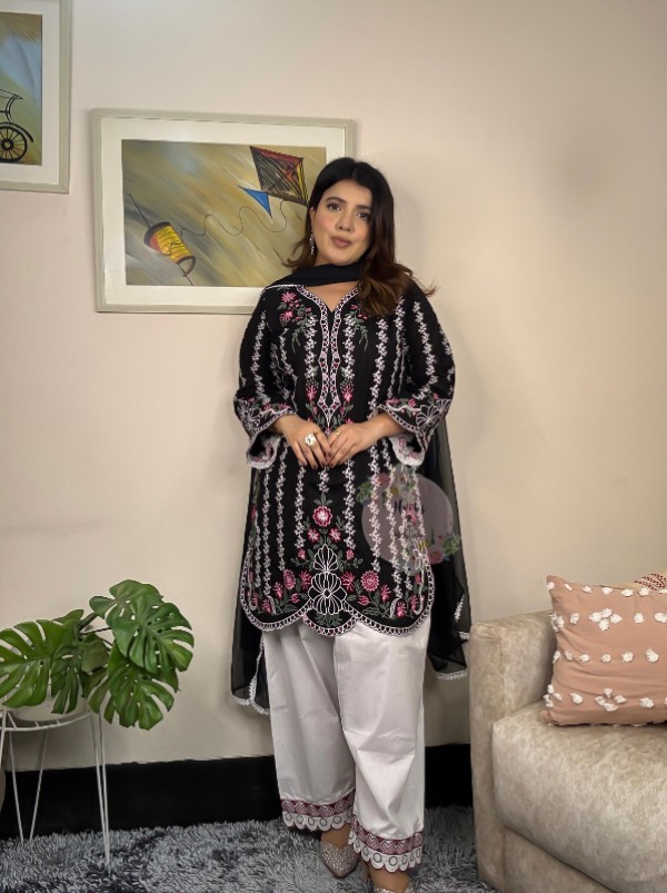 Roohi Three Piece Set